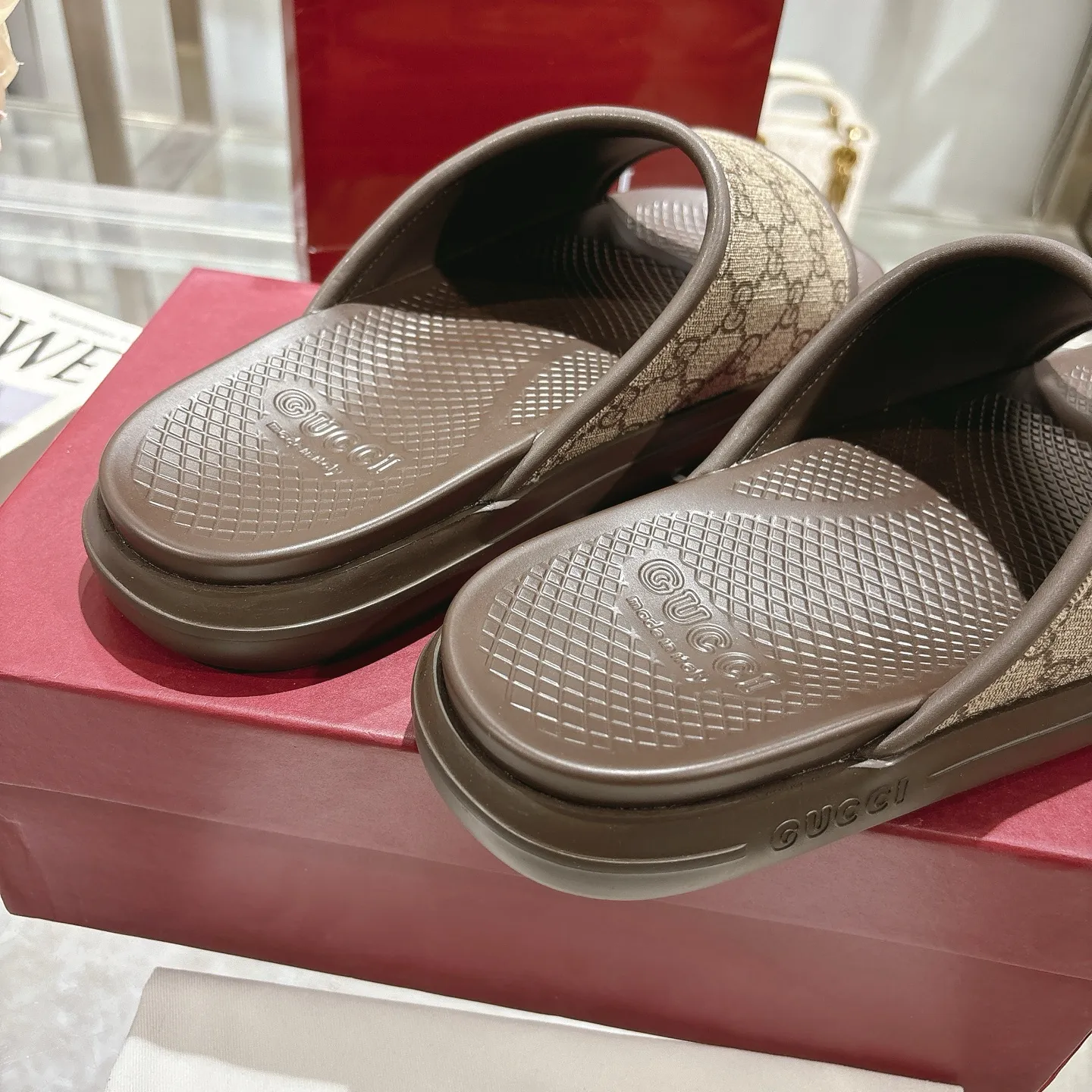 p400🐮🐮New summer men's slip-on slippers. Inspired by the summer spirit and beach clubs of the Italian coast, this piece is part of Gucci Lido. The Pre-Fall collection reinterprets the brand's signature elements and sophisticated patterns in a contemporary way. Made from black rubber, these flat sandals feature a slip-on design that reinterprets the brand's distinctive green and red web design. GG Classic Upper Men's Molded Rubber Footbed Gucci Logo Flat Made in Italy Size: Men's 40 to 47,